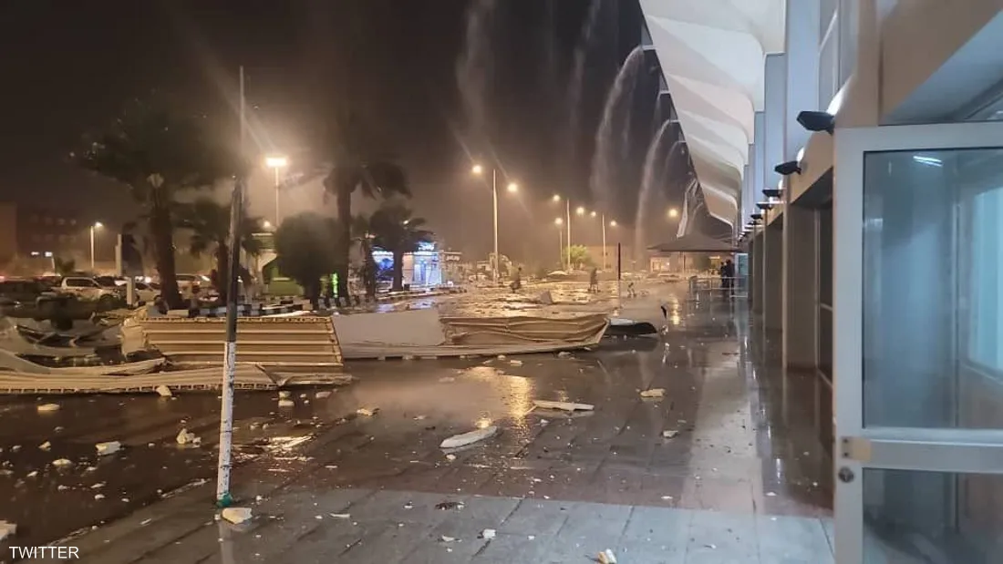 اليمن.. عاصفة شديدة تحطم الواجهات الزجاجية بمطار عدن
