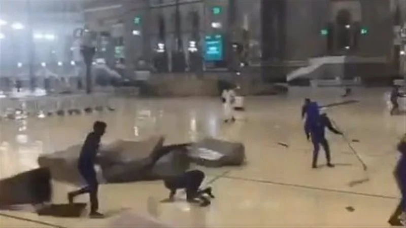 رياح عاتية في مكة المكرمة تطيح بالعمال والمعتمرين وتثير خوف النشطاء (فيديو)